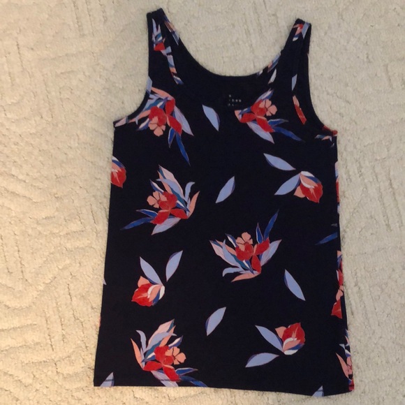 🔥PRICED TO SELL🔥 NWOT Pretty floral stretchy navy blue tank top - Picture 1 of 5